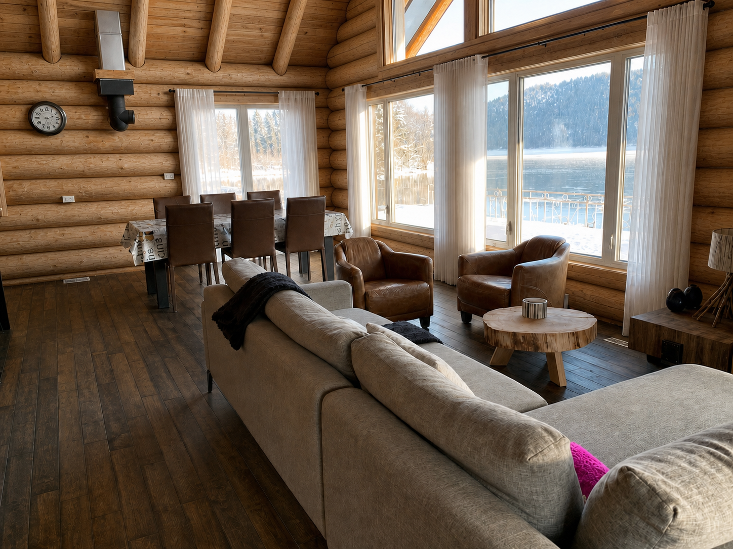 Intérieur du modèle Jasper en bois rond avec aire de vie ouverte et vue hivernale sur le lac